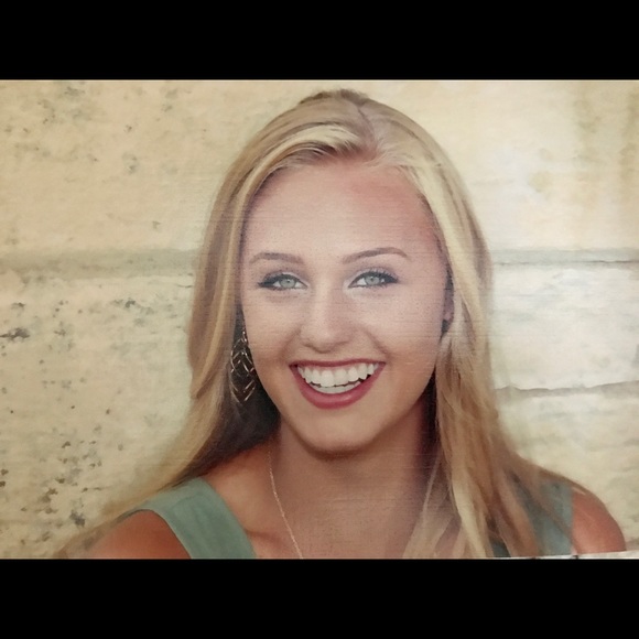 Meet your Posher, Abigail - Picture 1 of 1